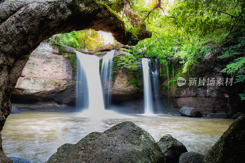 泰国考艾国家公园的Haew Suwat瀑布，森林深处令人惊叹的美丽瀑布